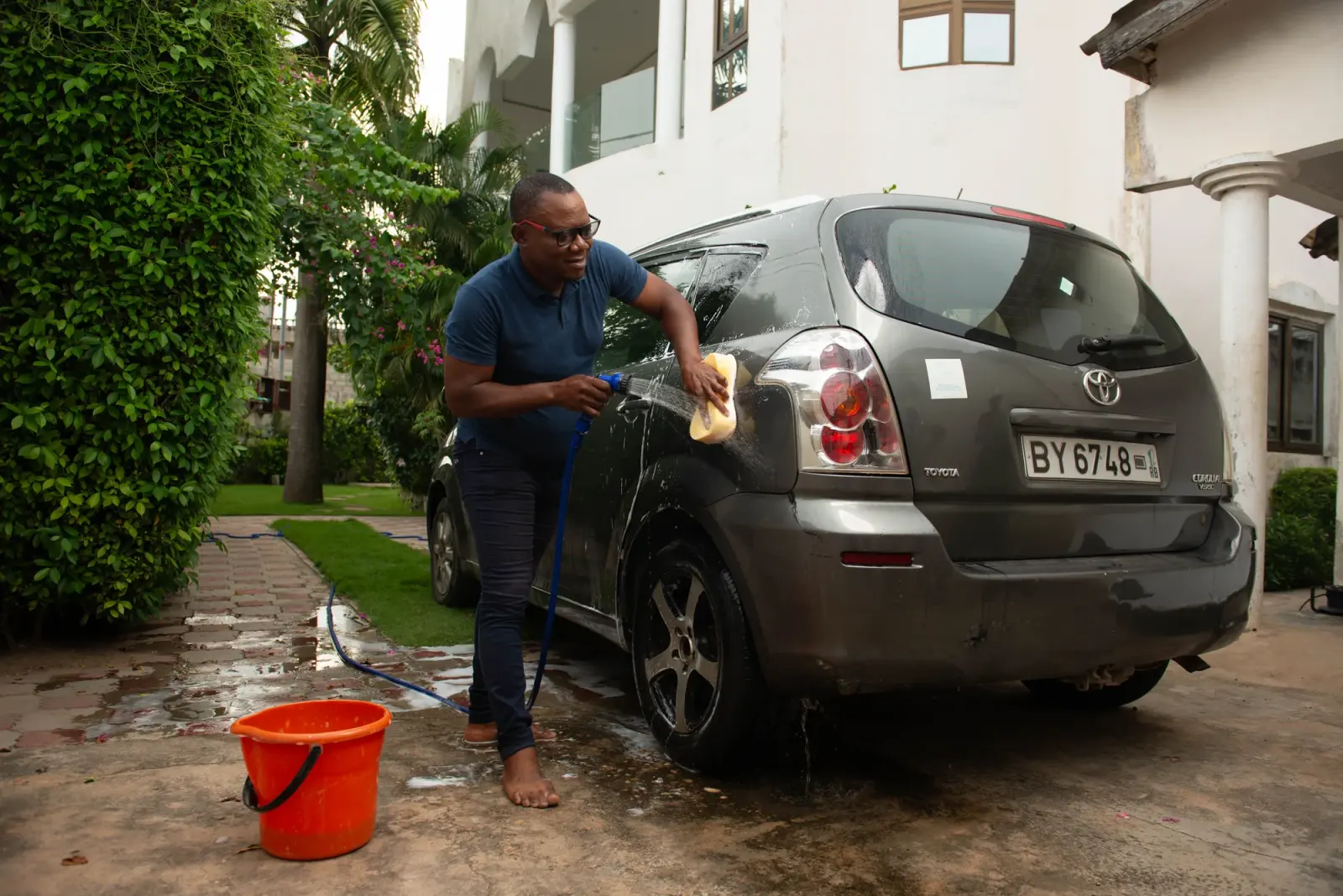 Travailleur domestique assurant l’entretien d’un véhicule au Bénin