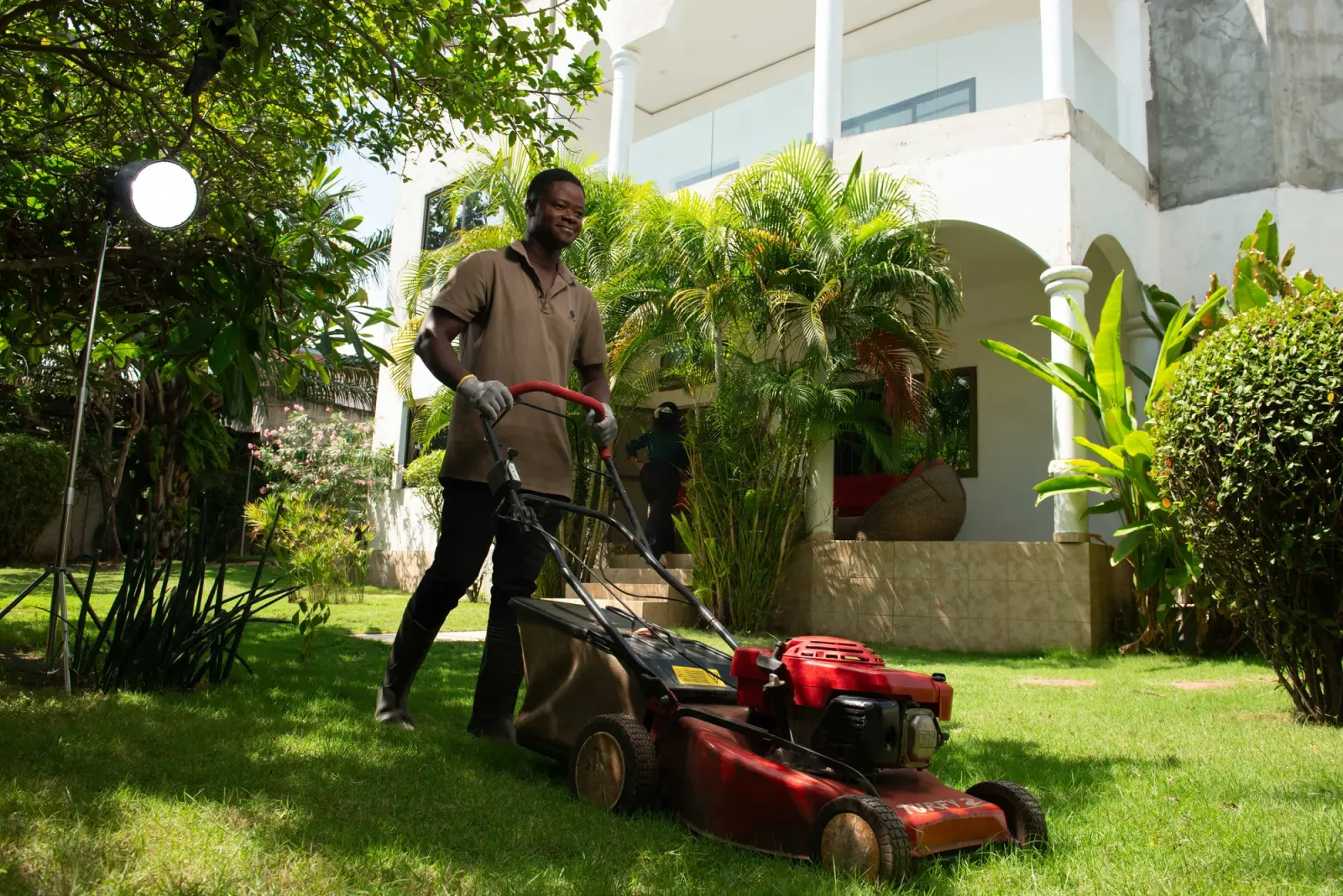 Jardinier entretenant les espaces verts d’un foyer au Bénin
